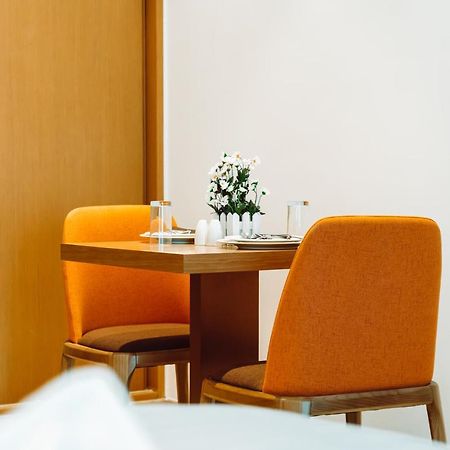 He Hotel Apartments Dubaj Exteriér fotografie A table and chairs
