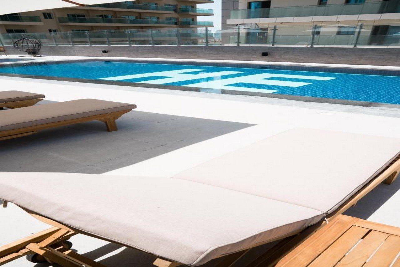 He Hotel Apartments Dubaj Exteriér fotografie A pool cover