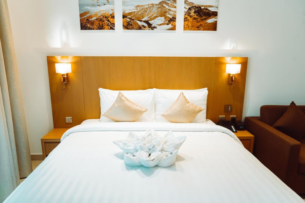 He Hotel Apartments Dubaj Pokoj fotografie A bed with a bedsheet