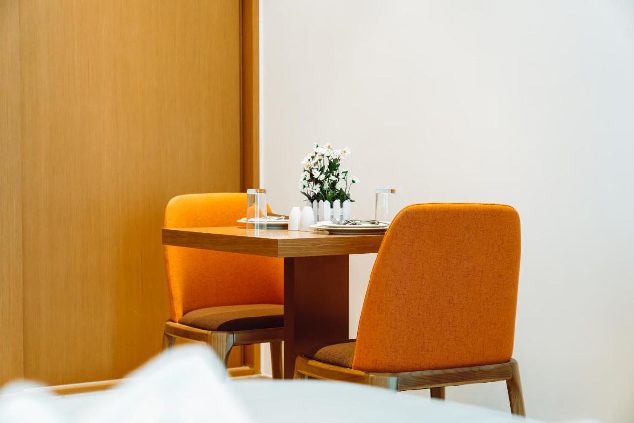 He Hotel Apartments Dubaj Exteriér fotografie A table and chairs